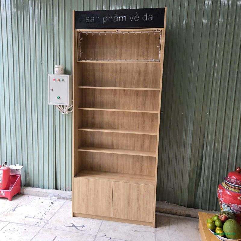 Kệ gỗ trưng bày đồ trang trí trong nhà