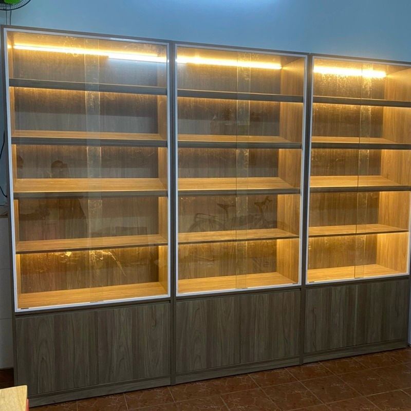 Tủ Trưng Bày Cửa Kính 2 Hình ảnh tủ trưng bày kính đứng đầy đủ và sang trọng