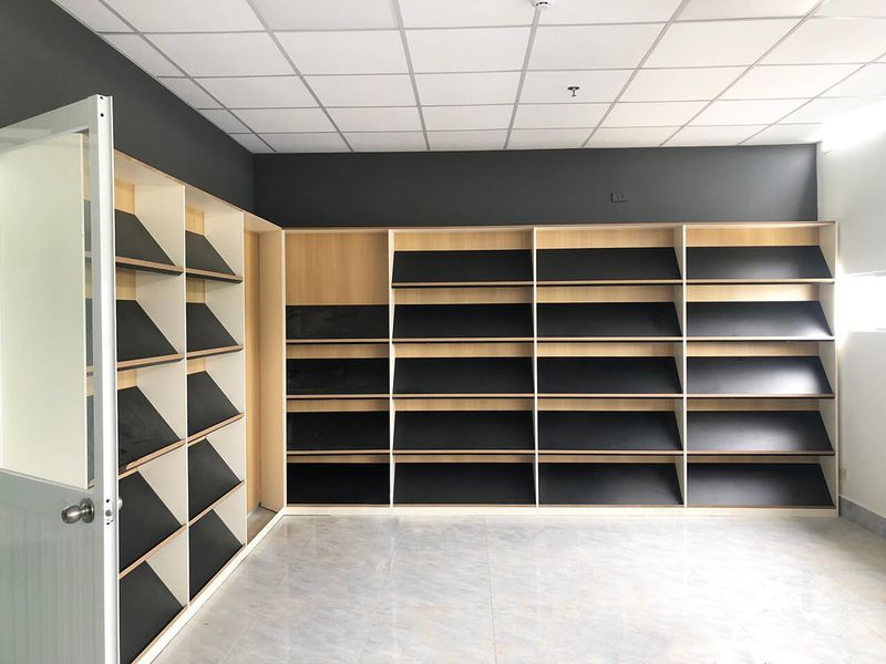 Thi Công Tủ Trưng Bày 2 Kệ trưng bày kính uy tín
