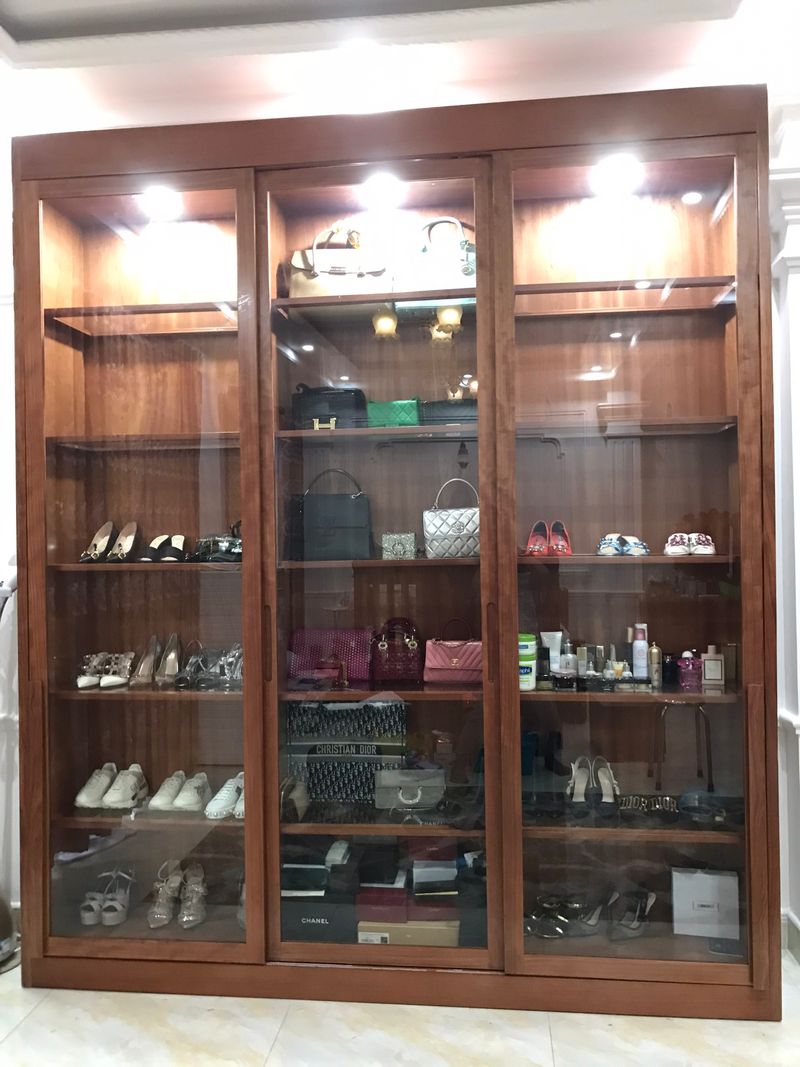 Tủ kính gỗ trưng bày túi xách